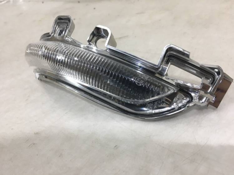 Повторитель поворота Renault Arkana на зеркало прав.