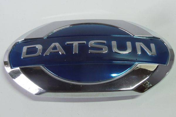 Эмблема "Datsun" 16х9см синяя/черная+хром 4 ножки