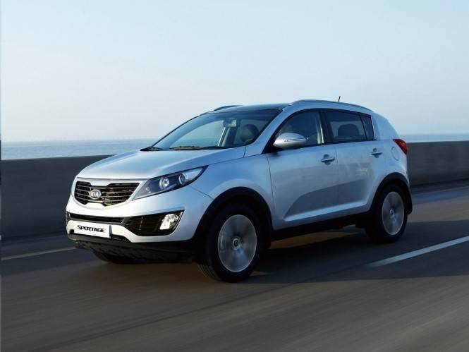 Стекло заднее Kia Sportage III с обогревом под спойлер