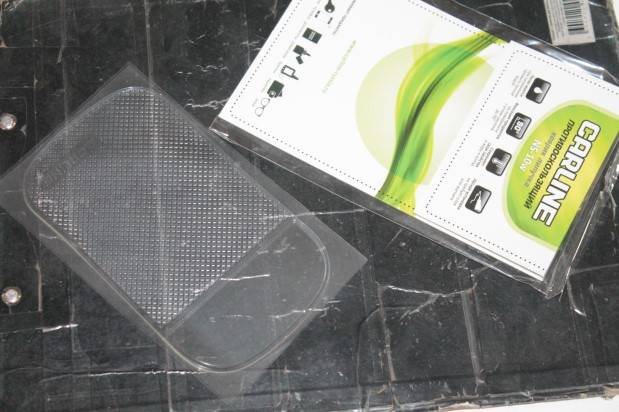 Коврик на панель приборов противоскользящий 145х85мм прозрачный (Carline) (10)