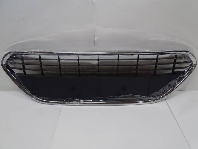 Решетка бампера Ford Focus II центр. хром