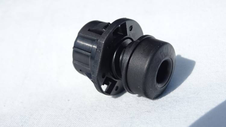 Отбойник капота Renault Duster