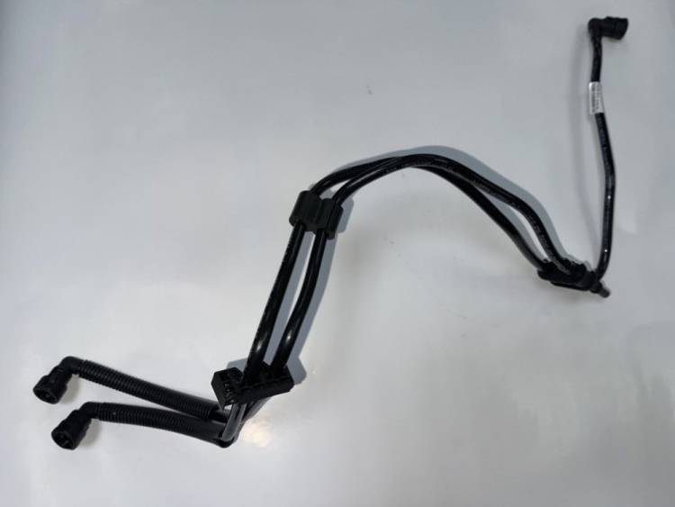 Трубка топлив. /2190/ паропровода передн. (к адсорберу и рампе) с сборе