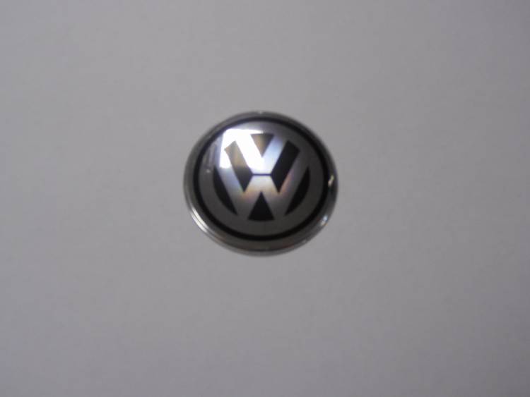 Наклейка "VOLKSWAGEN" на автомобильные колпаки, диски (диаметр 70мм.) компл. 4шт.