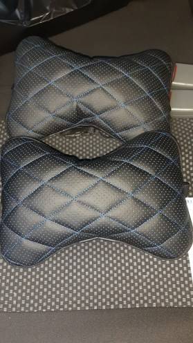 Подушка на подголовник "Косточка" Ромб Экокожа черная/синяя нить