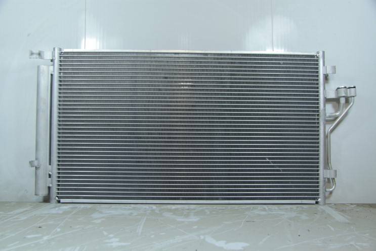 Радиатор кондиционера с ресивером Kia Sportage III Hyundai iX35 (10-) 2.0i/2.4i (Словакия)