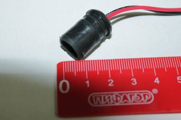 Патрон под лампу W5W Т10 (с проводами) резина (Nord Yada)