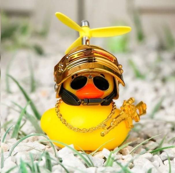 Игрушка на панель УТКА в шлеме LUX P.R.C.