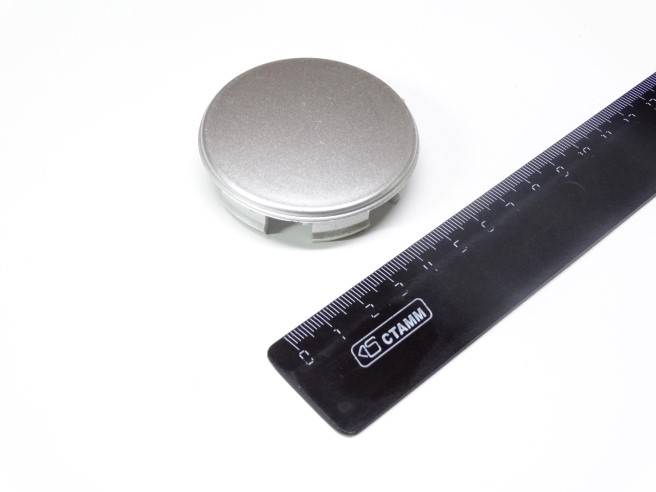 Колпак ступицы универсальный, 57 мм (52 мм посадочное) пластик серебро