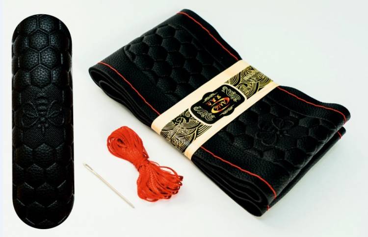 Оплетка руля M 37-38 см кожзам со шнуровкой соты черная (FAST STREAM)