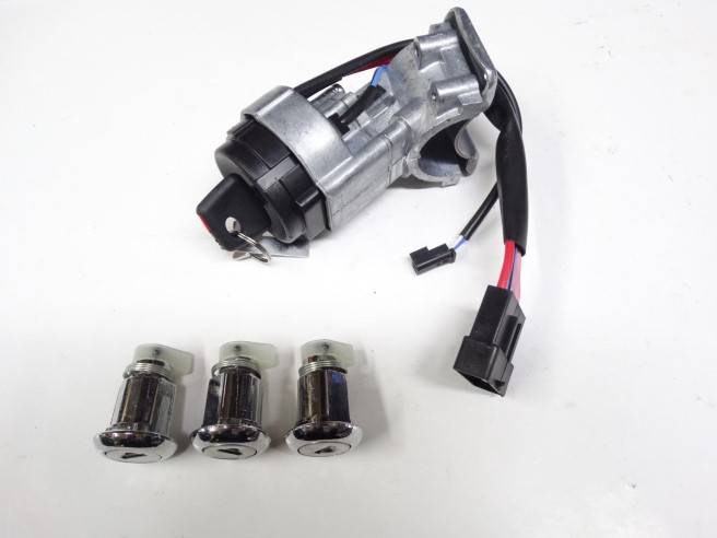 Замок зажигания /УАЗ 3163 Патриот/ + личинки двери и багаж.